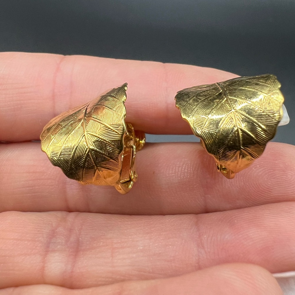 Vintage signed Napier gold tone leaf earrings - Picture 2 of 3